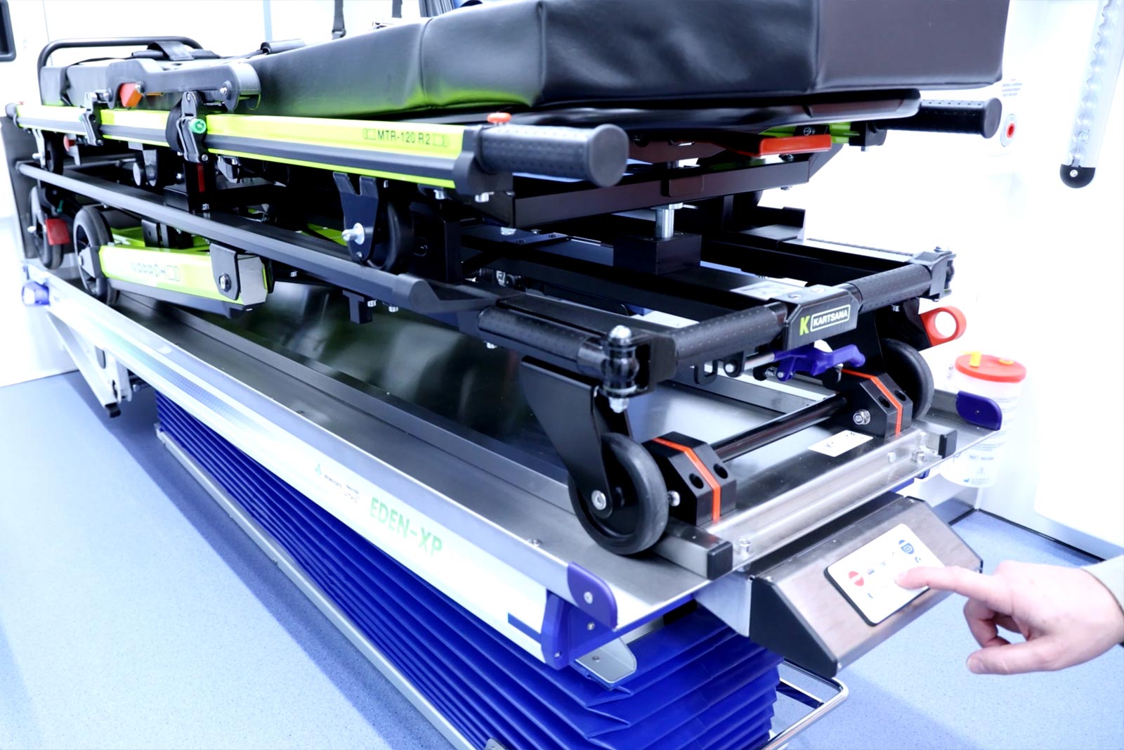 Ambulance stretcher mounted on a hydraulic power-assisted loading platform
